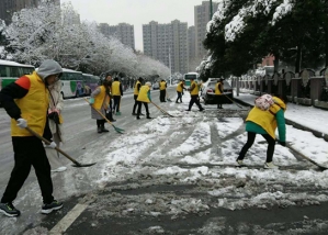 清理下雪路麵